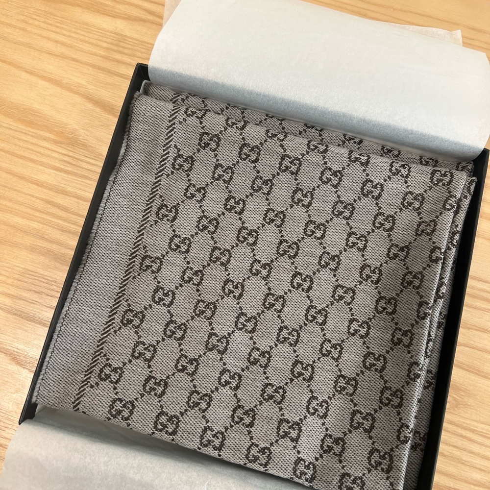 Authentic Gucci Double Jacquard
Wool Scarf